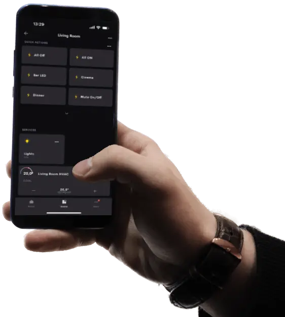 Ръка, държаща смартфон, на който е отворено приложението Crestron Home
