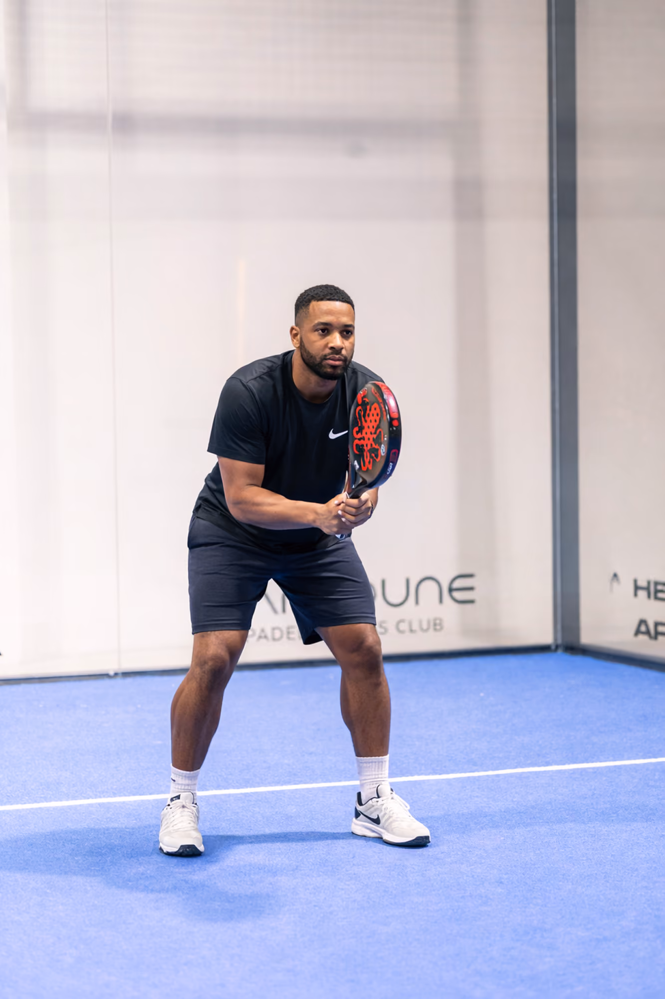 A padel player preparing a bandeja during the Open C King/Queen of the Court social.