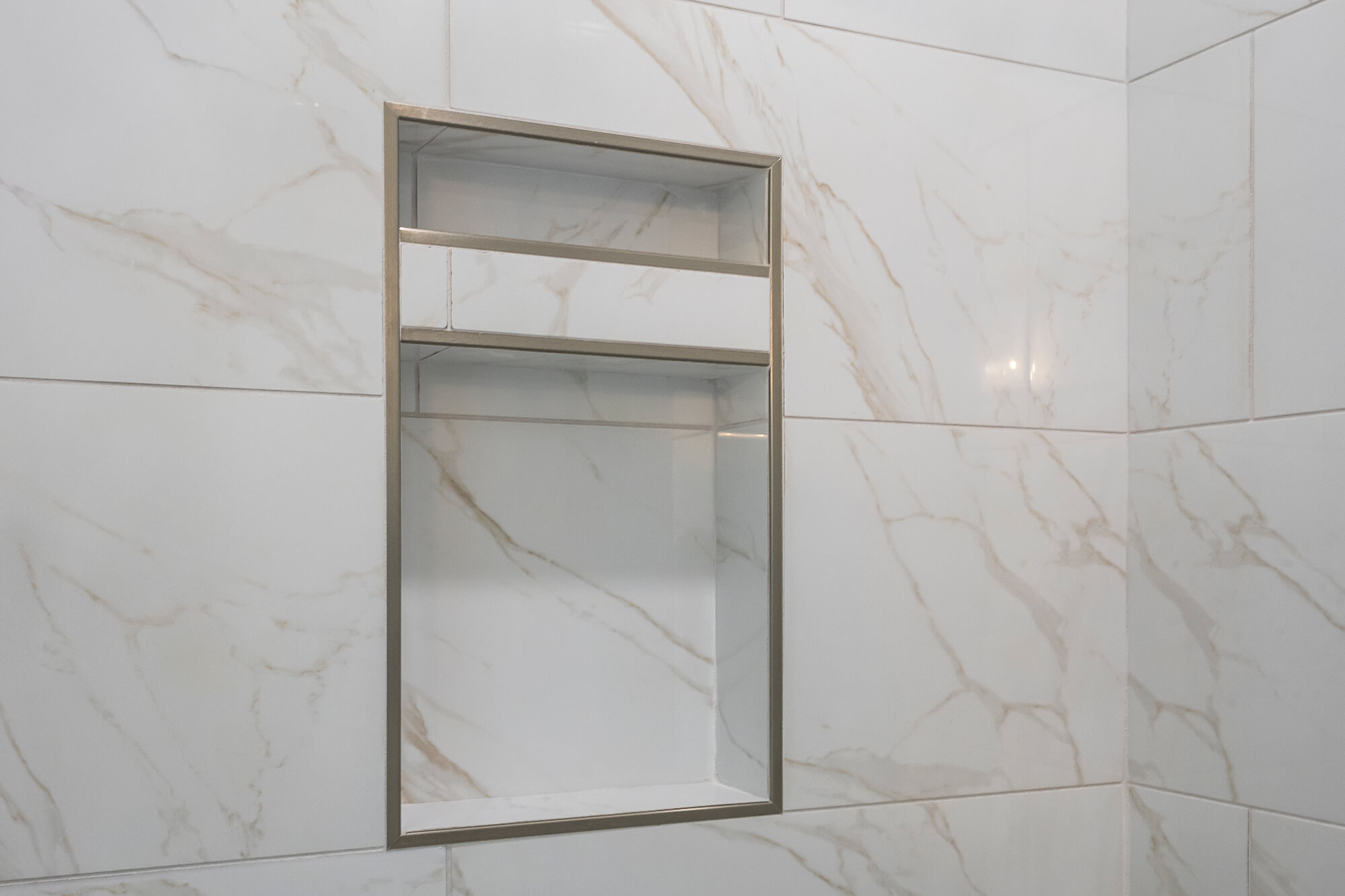 Beckham 3car E1 - Primary Shower (Tile & Niche).jpg