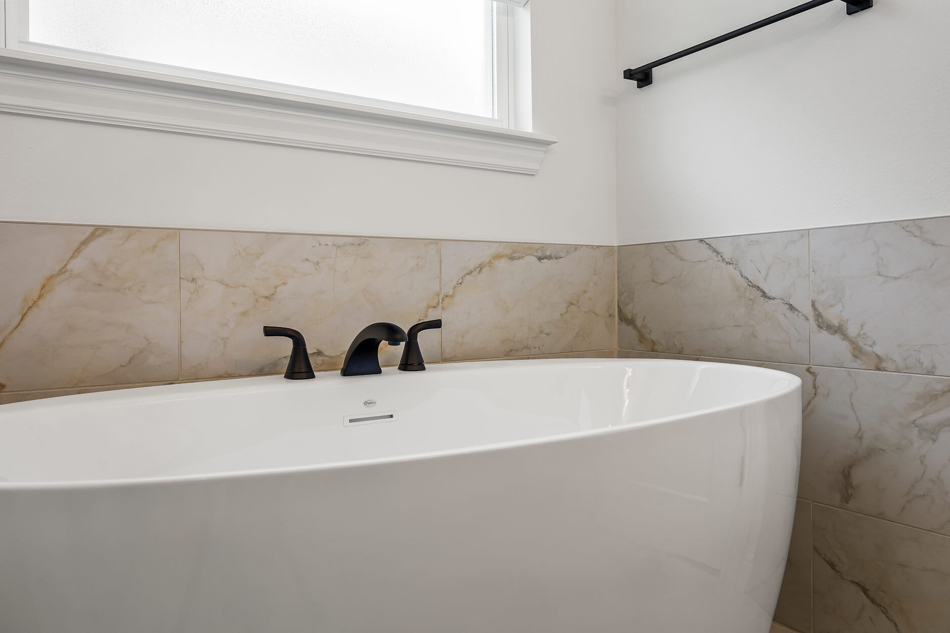 Verlaine II - Primary Bath (FS Tub).jpg