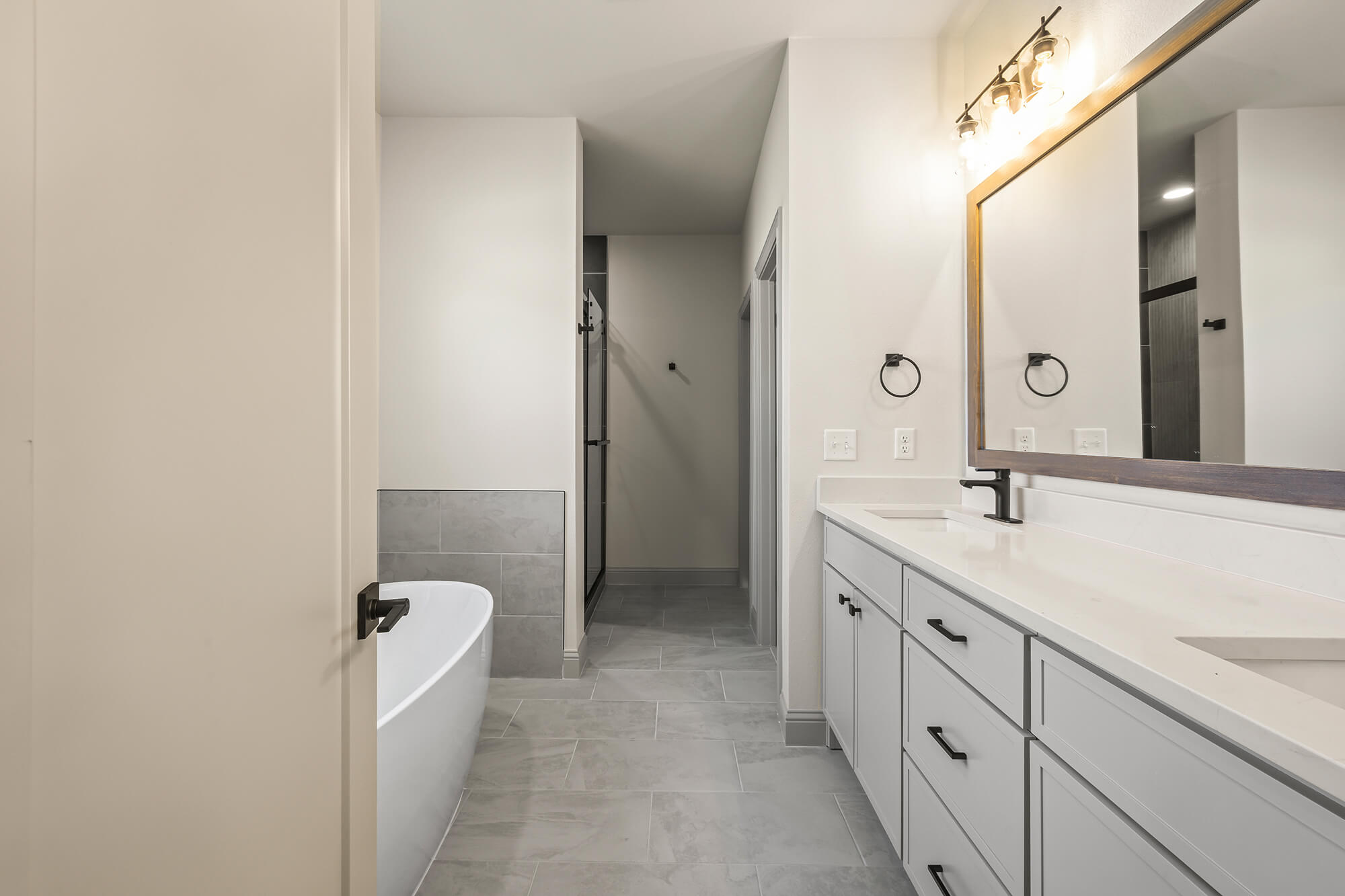 Beckham 3car E2 - Primary Bath (Vanity).jpg