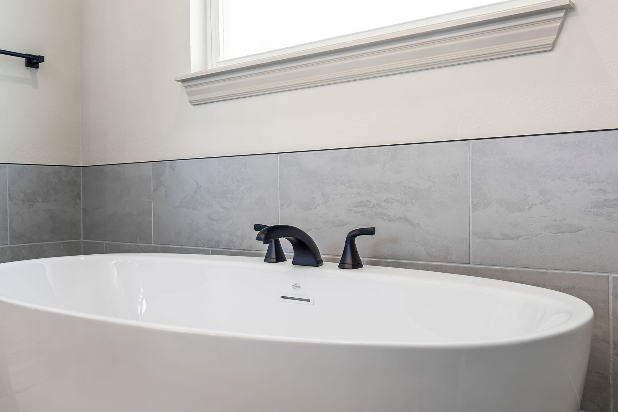 Beckham 3car E2 - Primary Bath (FS Tub).jpg
