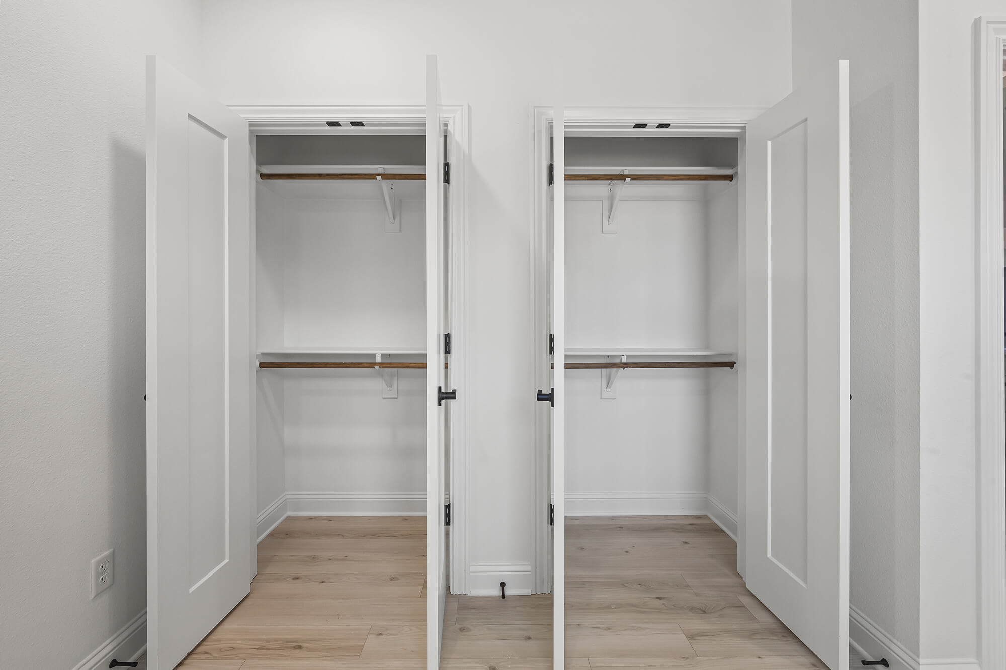 Verlaine II - Bedroom Closet-1.jpg