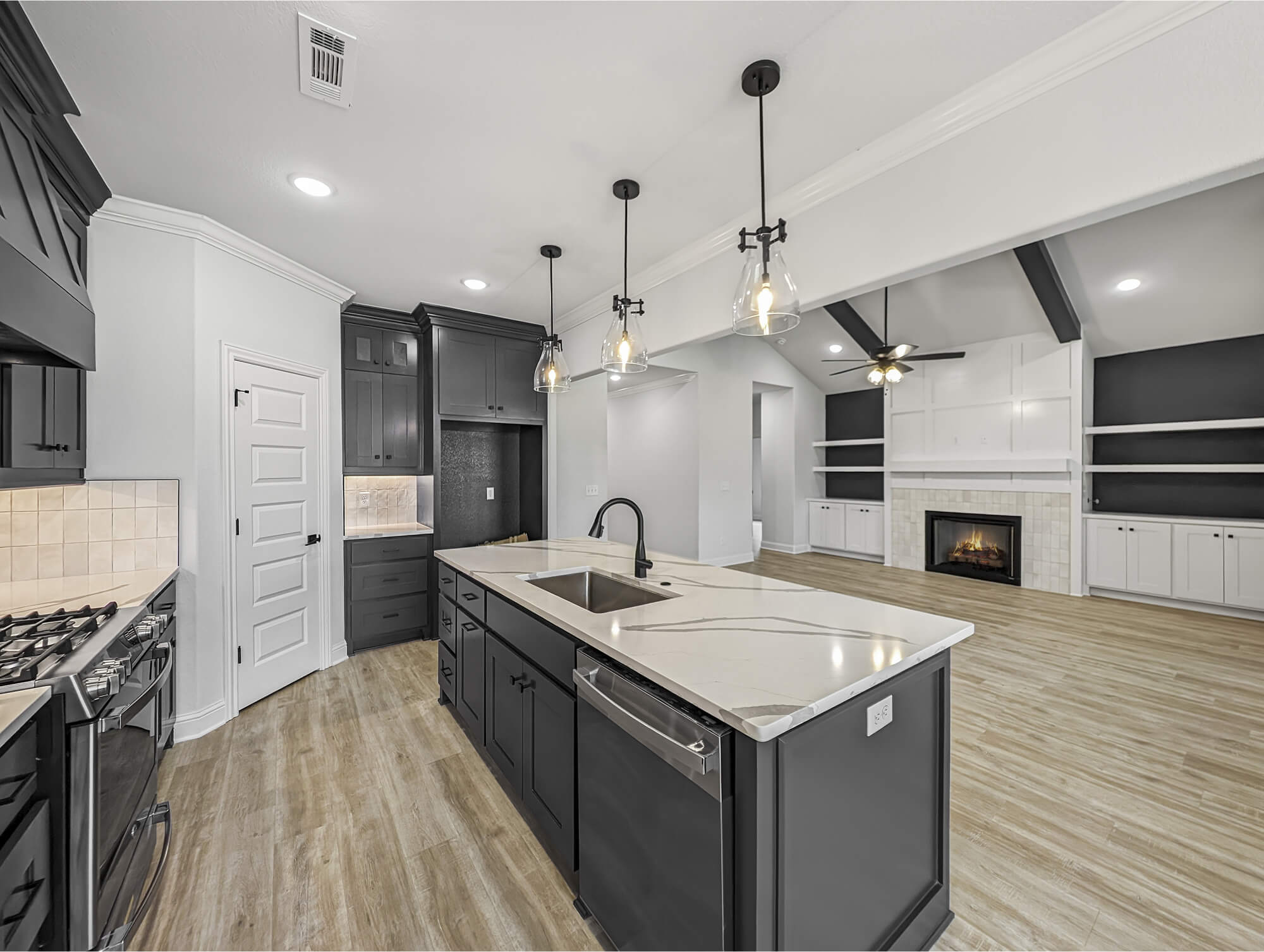 EW 61 Bergman - LR & Kitchen.jpg
