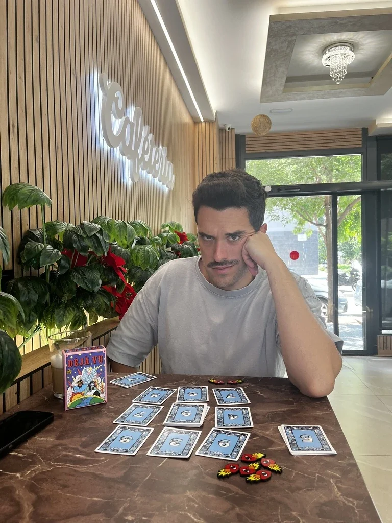Nico Cardona jugando a Déjà Vu, uno de sus juegos de mesa