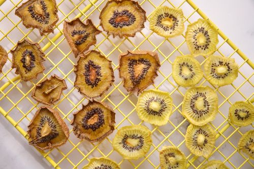 Dried kiwifruit on a cooling rack