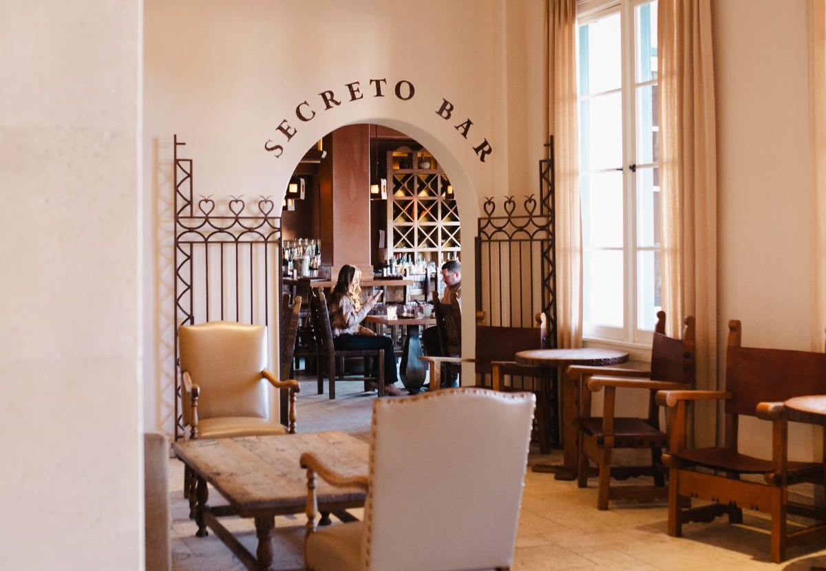 Entrance to Secreto Bar with people 
