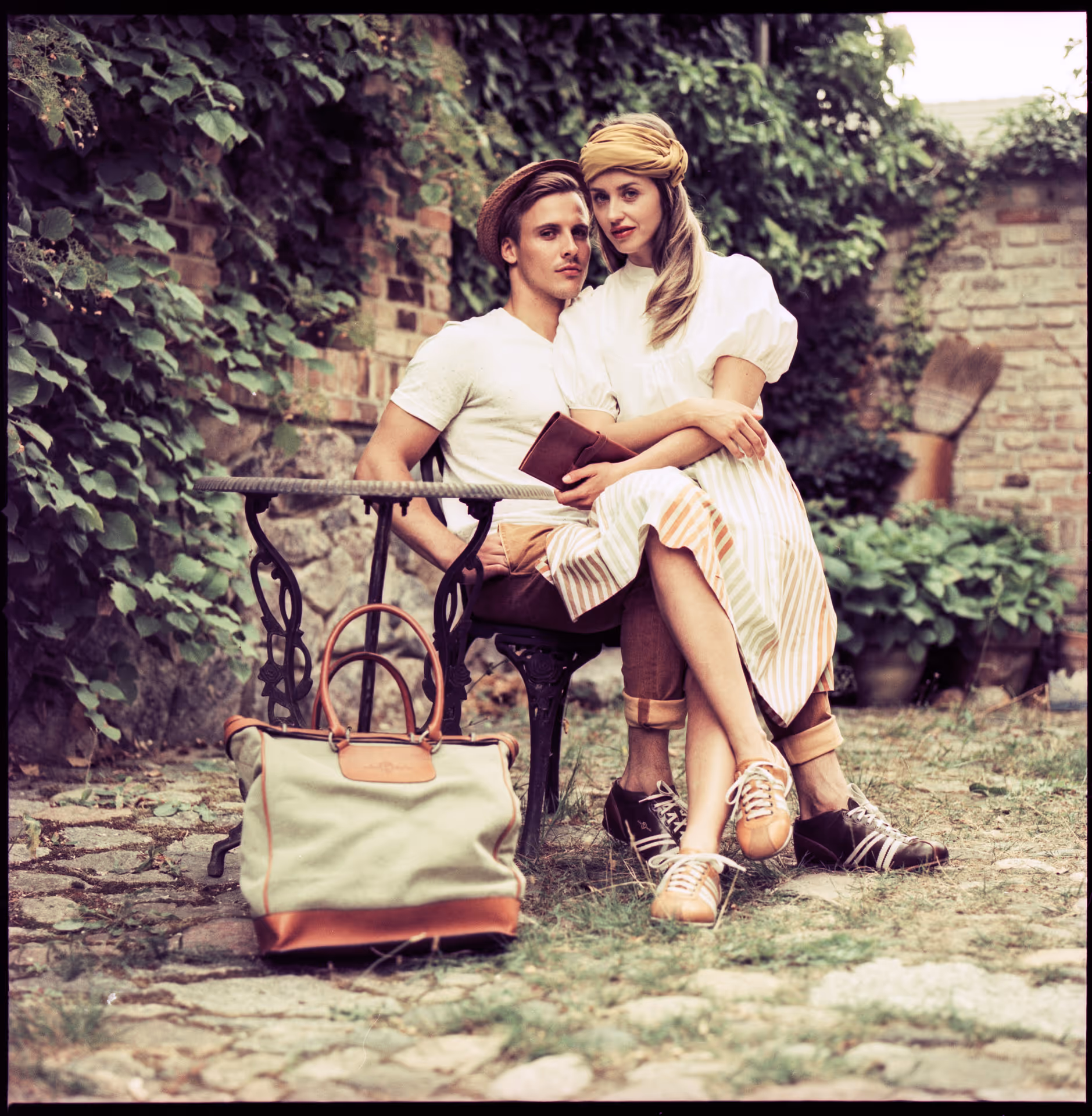 Paar sitzt auf einem Stuhl im garten 