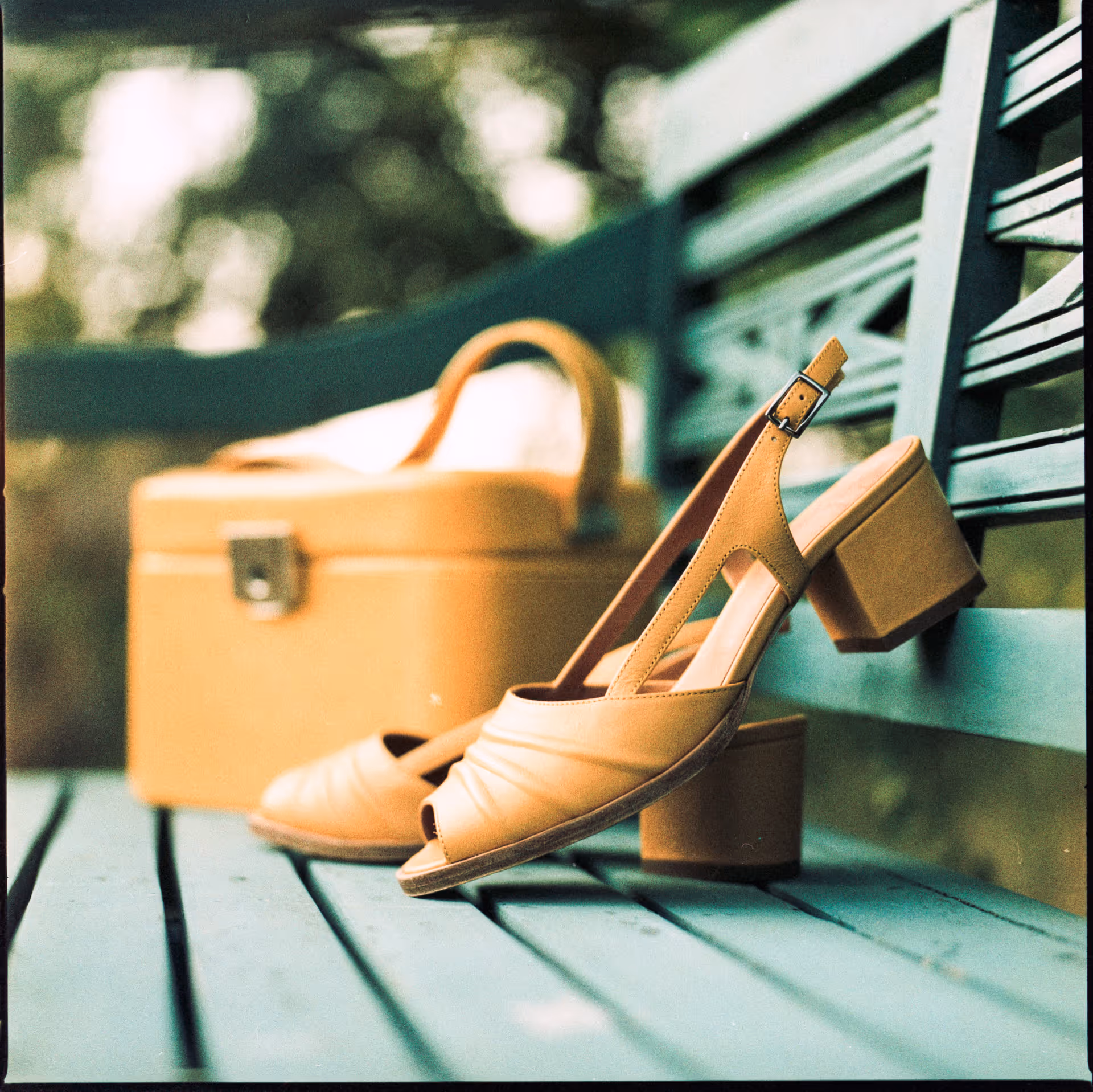 Portrait von gelben Schuhen auf einer grünen bank