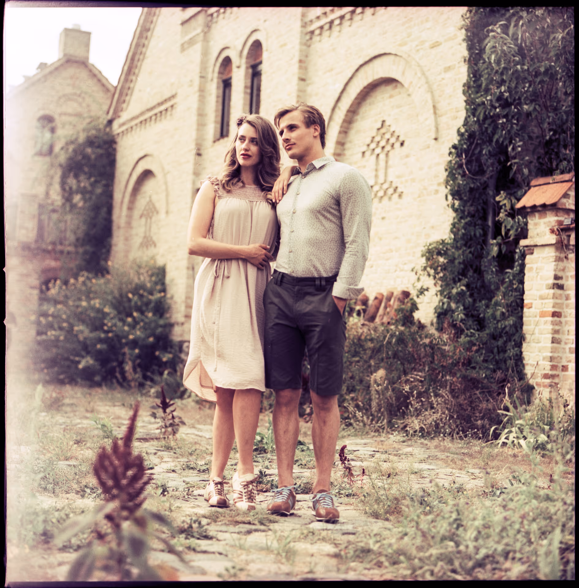 Pärchen vor altmodische haus wet plate photografie für Zeha Berlin