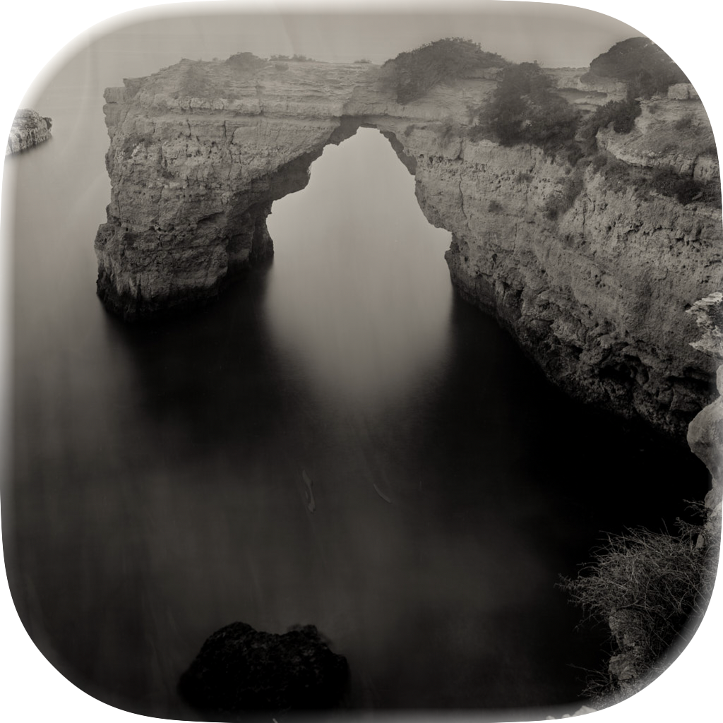 Natürliches Felsbogenformation über ruhigem Wasser an einer felsigen Küste.