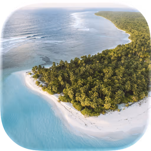 Luftaufnahme einer tropischen Insel mit dichtem Wald, weißem Sandstrand und türkisfarbenem Wasser.