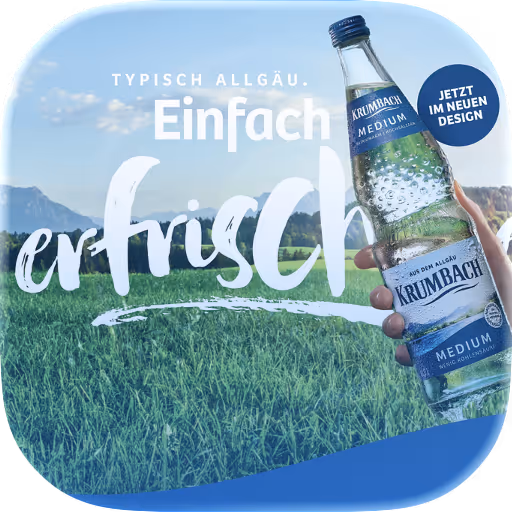 Flasche Krumbach Medium Mineralwasser wird vor einer grünen Wiese und Bergen gehalten mit Text ‚Typisch Allgäu. Einfach erfrischend. Jetzt im neuen Design‘.