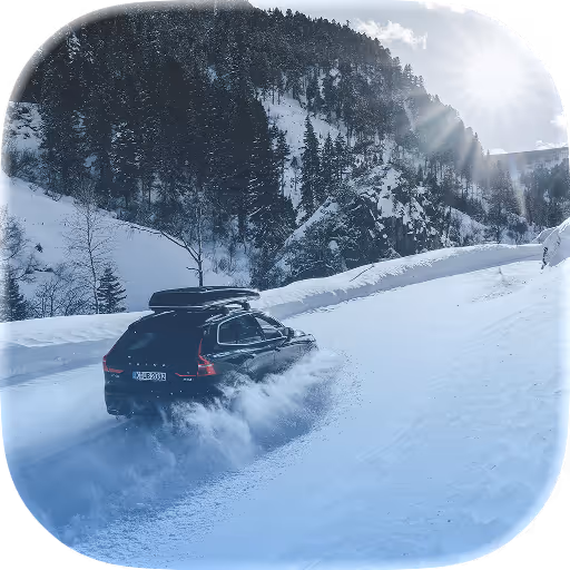 Schwarzes SUV fährt auf schneebedeckter Straße durch verschneite Berglandschaft bei sonnigem Wetter.