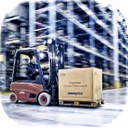 Gabelstapler lädt einen mit Kartons beladenen Palettenwagen in einem Lagerhaus.