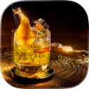 Ein glas brennender Cocktail mit einer Scheibe Trockenfrucht als Garnierung auf einem Untersetzer.