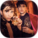 Zwei junge Männer in eleganter Abendkleidung, einer hält ein Glas mit Getränk, beide blicken in die Kamera.