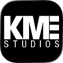 Logo mit weißen Großbuchstaben KME und dem Wort Studios darunter auf schwarzem Hintergrund.