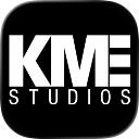 Logo von KME Studios mit weißem Schriftzug auf schwarzem Hintergrund.