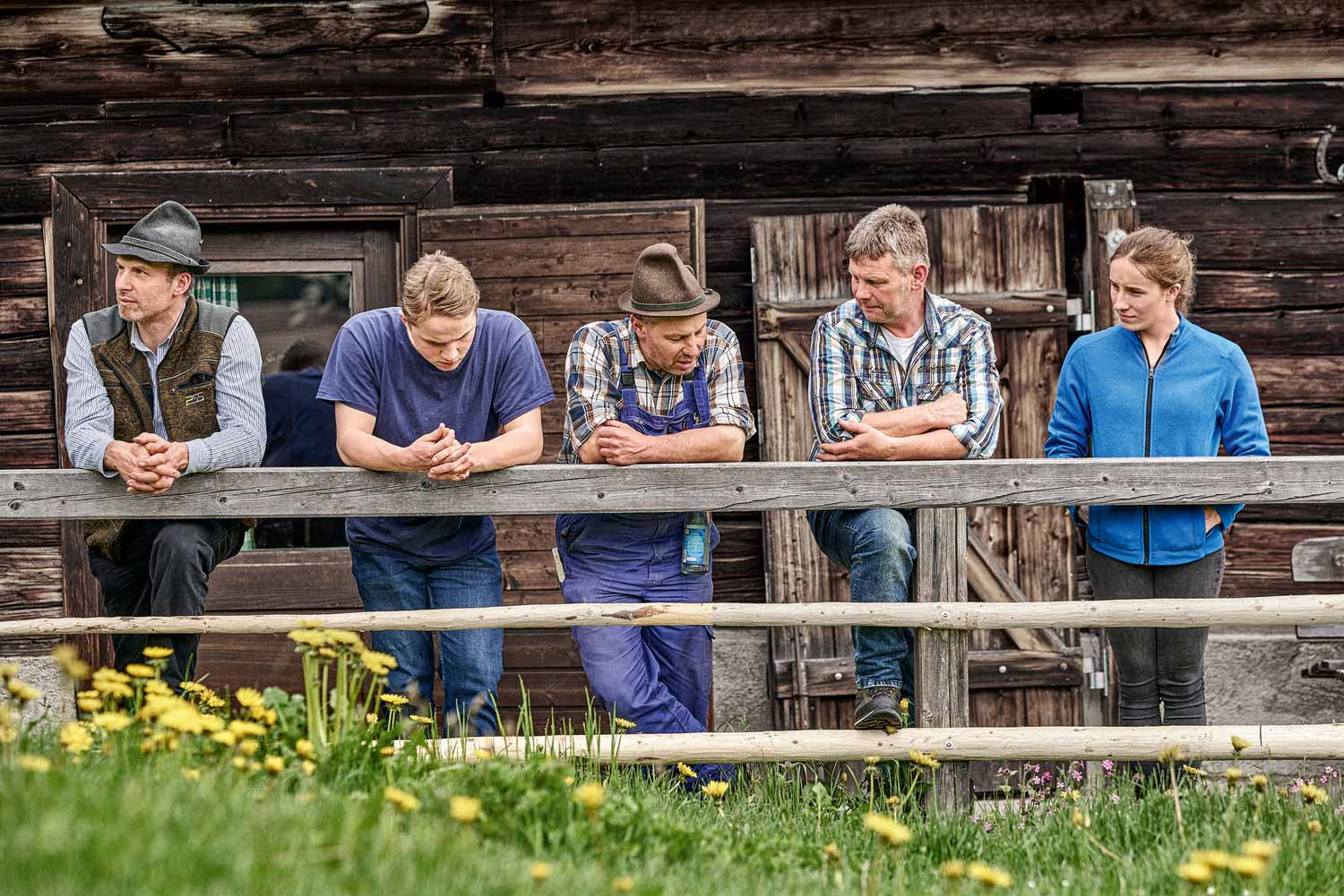 Bauern vor ihrer Almhütte