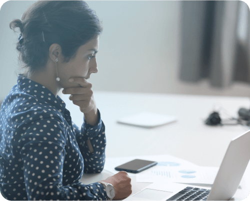 Image of a female client of AgentCFO giving her testimonial