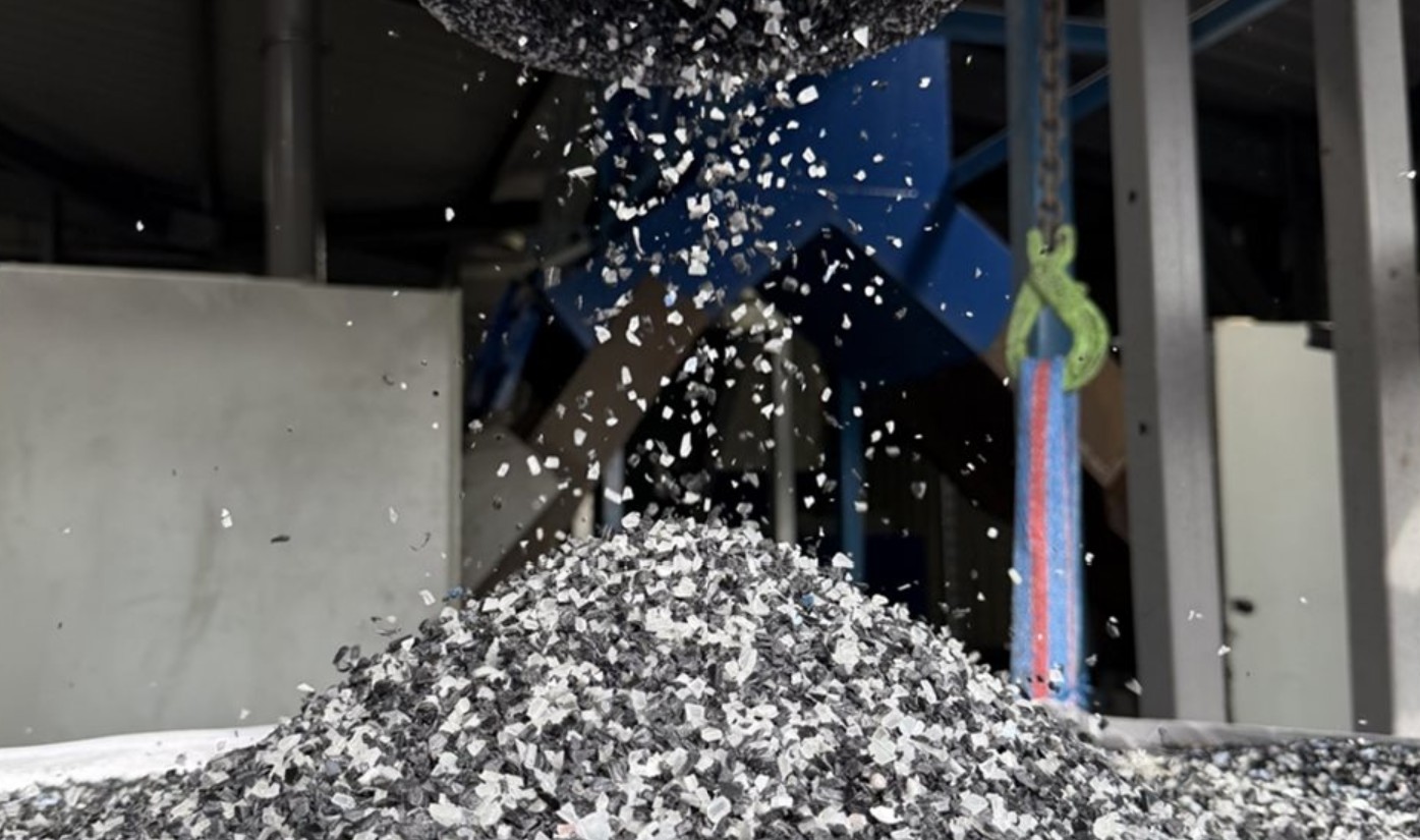Ein Bild der Designerin Ineke Hans, die den Stuhl hält, als ob er recycelt werden sollte.