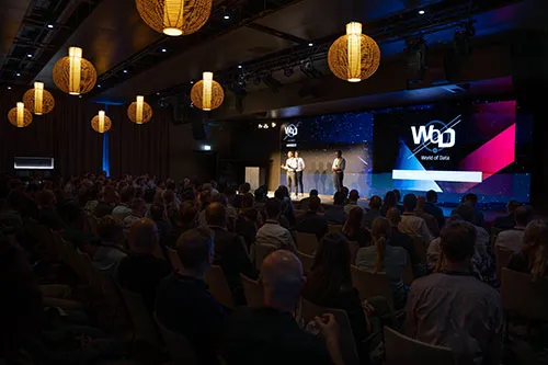 btelligent Geschäftsführung auf der Bühne des World of Data