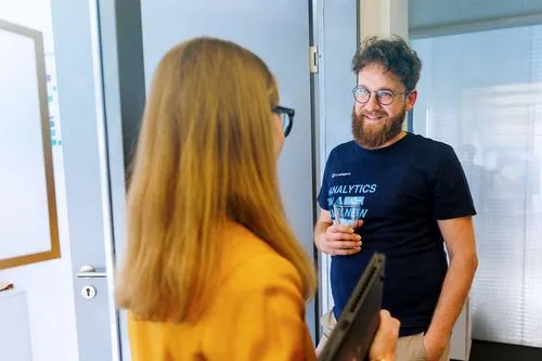 Zwei b.telligent Mitarbeiter unterhalten sich