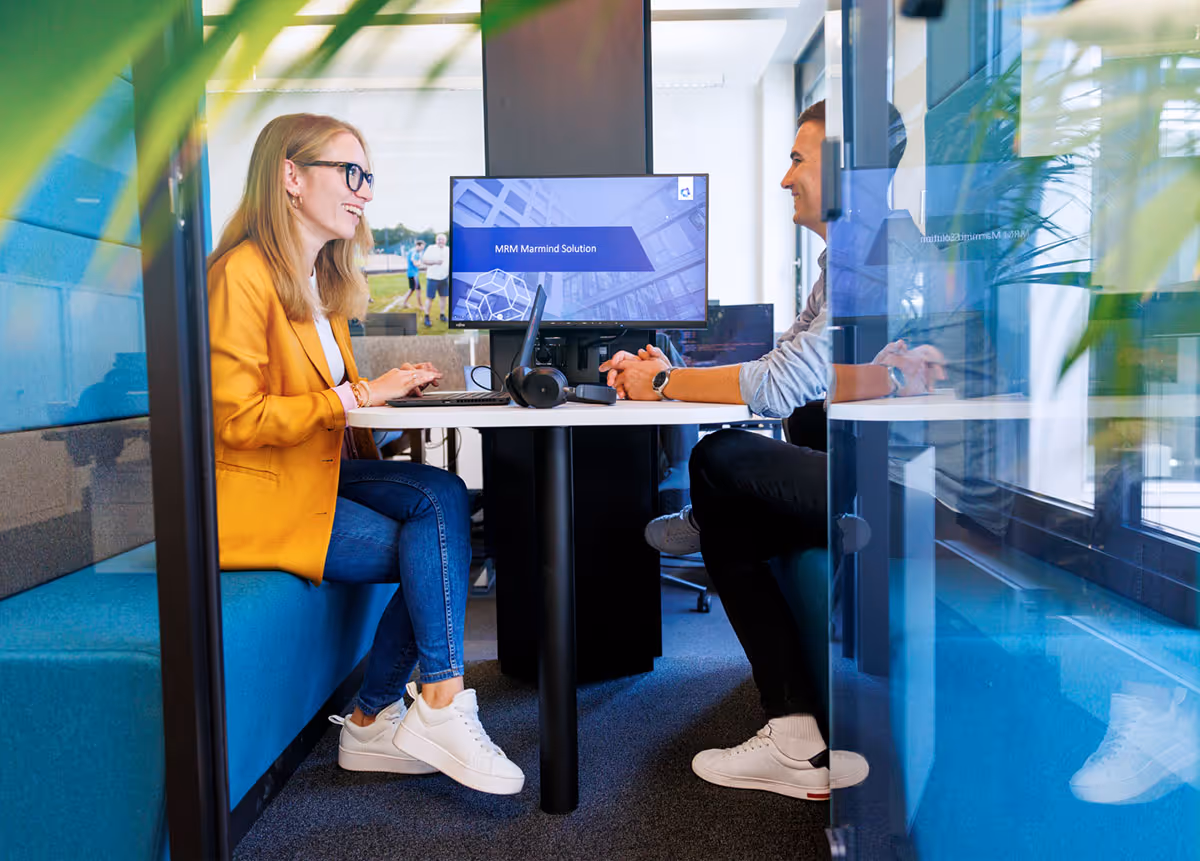 frau präsentiert im gespräch die btelligent mrm marmind solution
