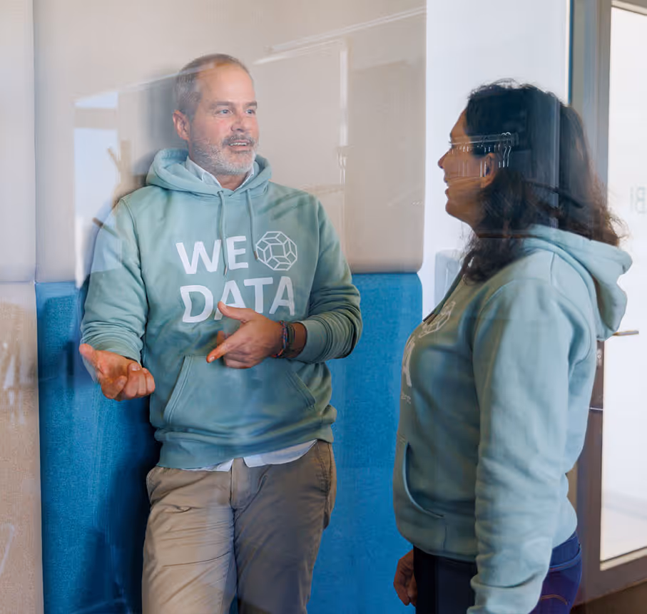 zwei btelligent mitarbeiter im gespräch