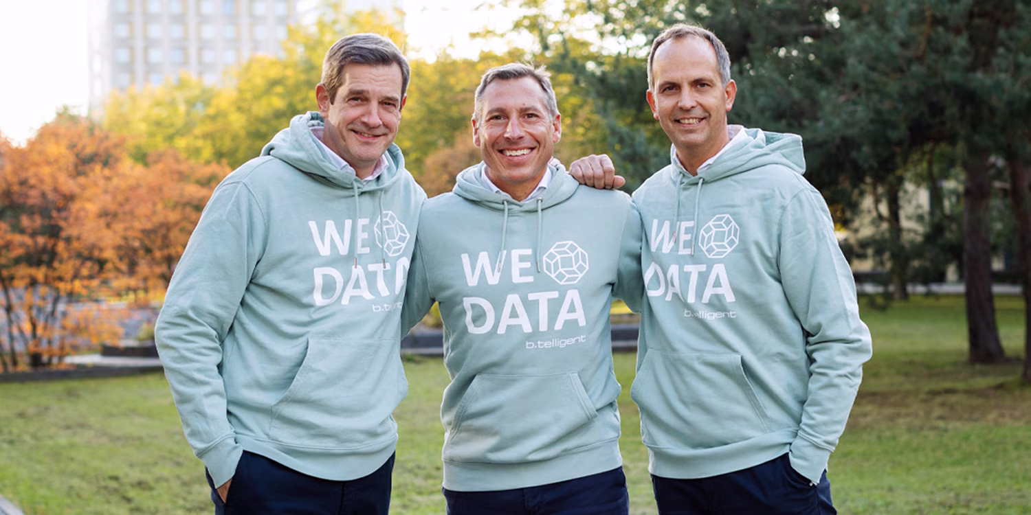Geschäftsführer von b.telligent tragen Data Sweatshirts und lächeln.