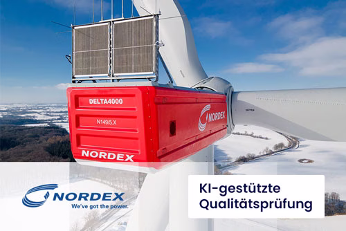 Nahaufnahme des roten Rotorgehäuses einer Nordex-Windkraftanlage mit sichtbarem Logo, über verschneiter Landschaft und blauem Himmel, mit Text 'KI-gestützte Qualitätsprüfung'.