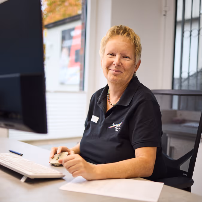 Buse Mitarbeiterin am Schreibtisch