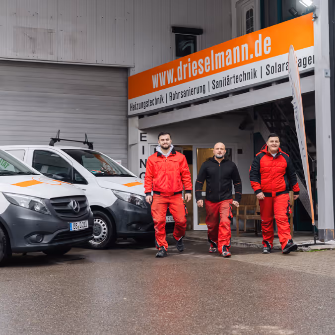 3 Drieselmann Mitarbeiter vor Firmengebäude mit Werkzeugkoffern