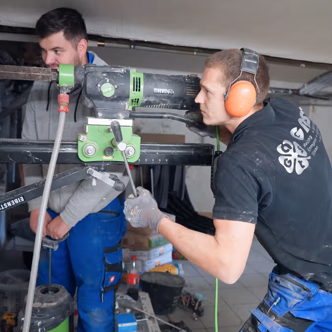 Gast Mitarbeiter mit großer Bohrmaschine