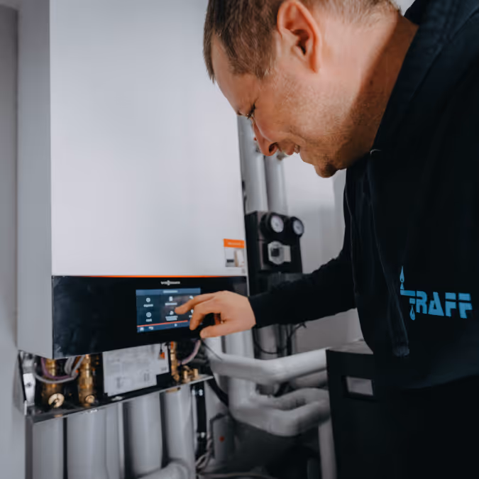 Raff Mitarbeiter stellt Wärmepumpen Einheit ein