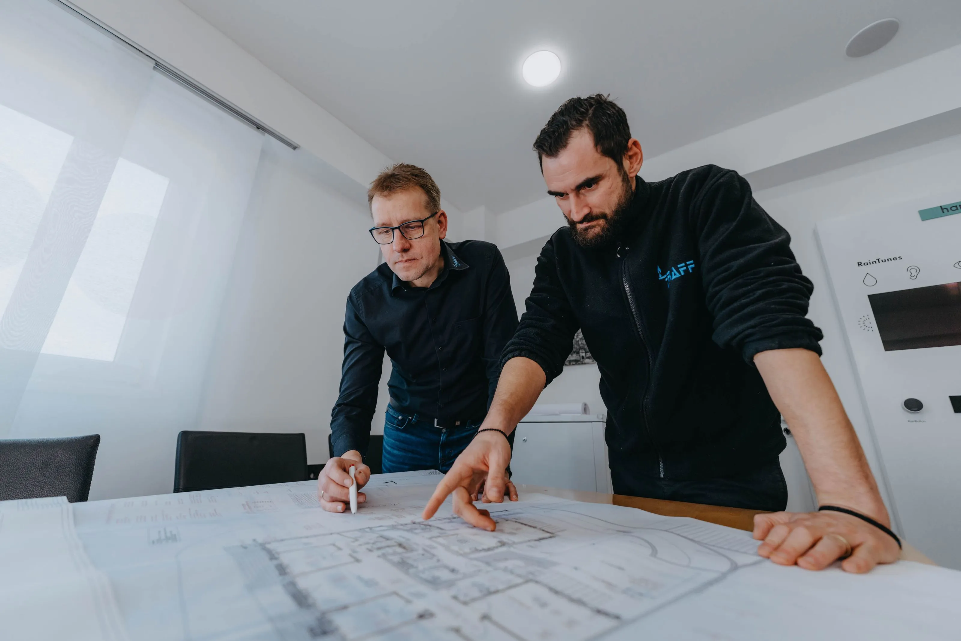 Zwei Raff Mitarbeiter besprechen einen Wärme360° Auftrag.