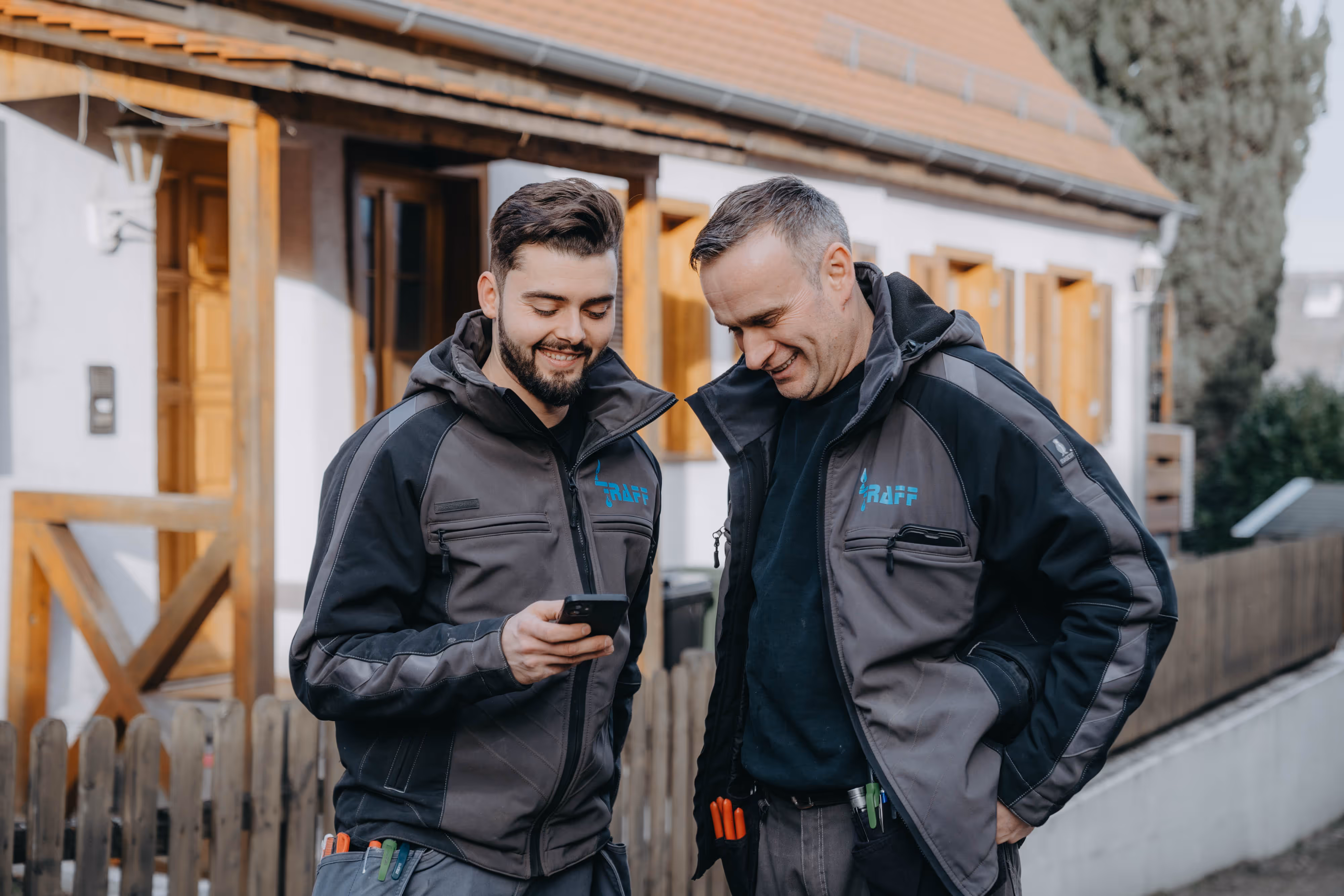 Zwei Raff Mitarbeiter besprechen einen Wärme360° Auftrag