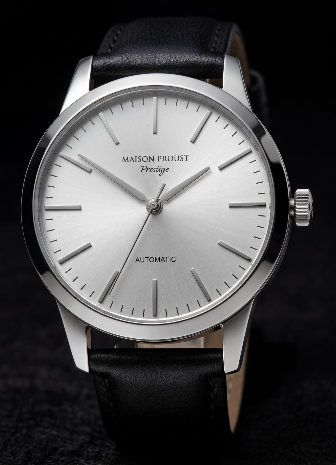 Montre Maison Proust Prestige avec cadran argenté, aiguilles et index métalliques, bracelet en cuir noir.