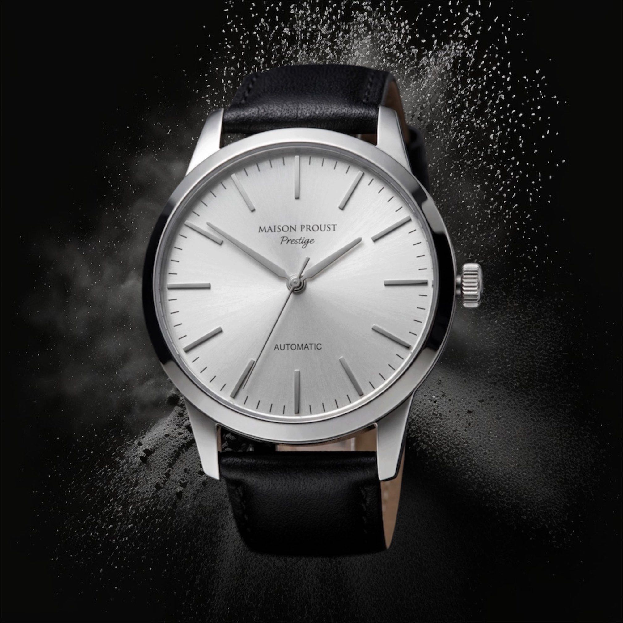 Montre automatique Maison Proust Prestige avec un cadran argenté minimaliste et un bracelet en cuir noir.