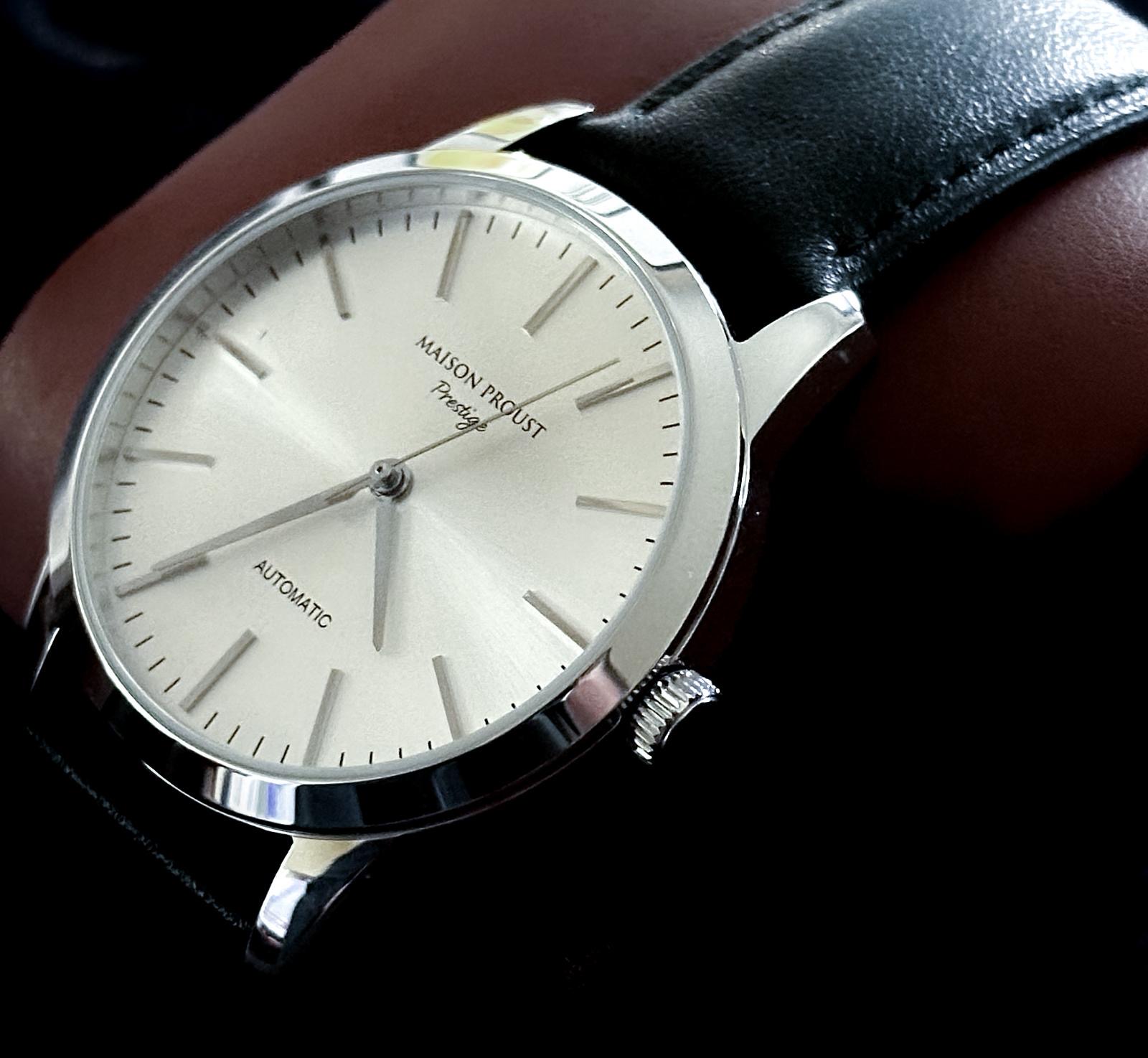 Montre automatique Maison Proust Prestige avec bracelet en cuir noir et cadran argenté épuré.