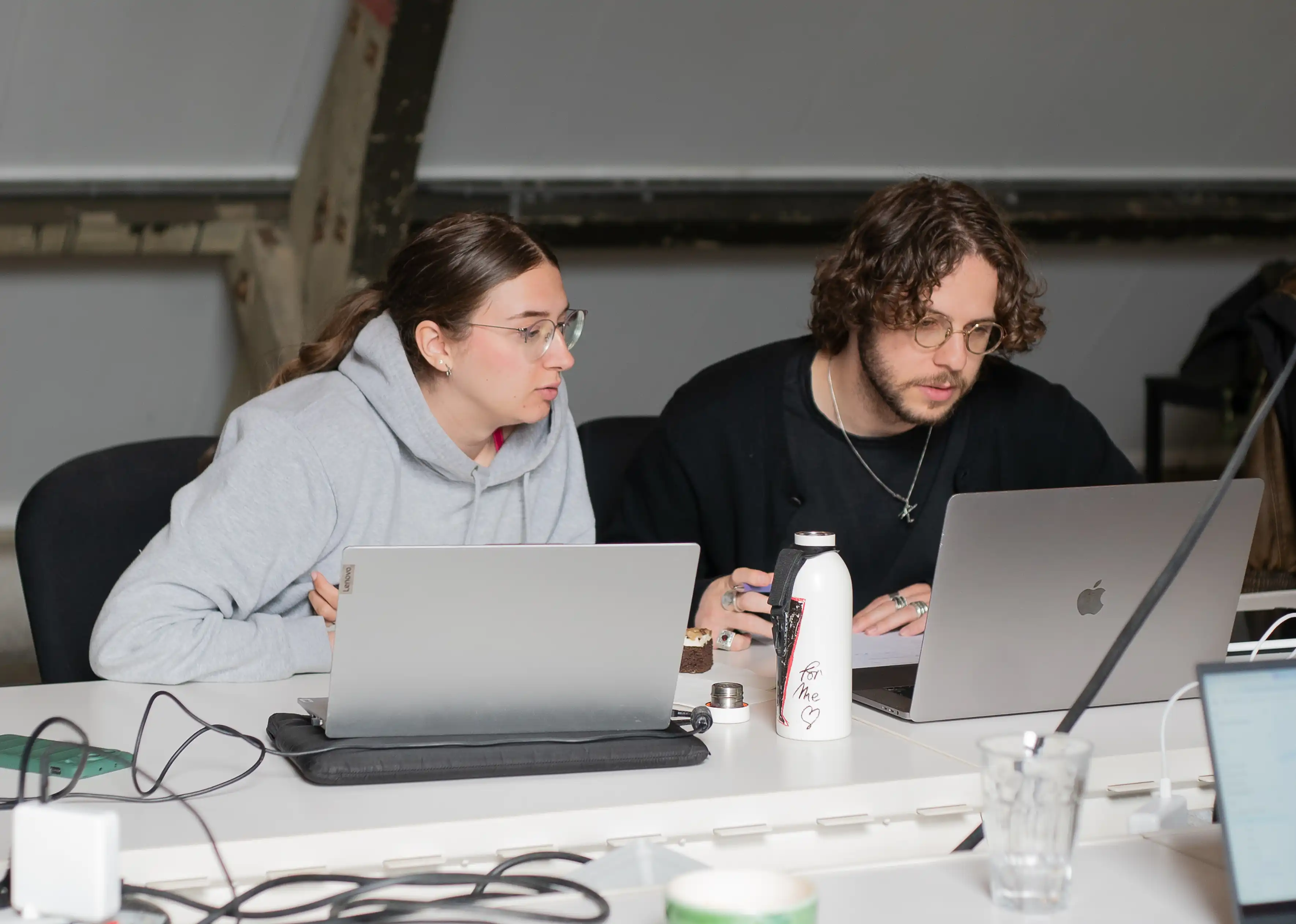 studenten kijken geinteresseerd naar een scherm tijdes een les UX Design