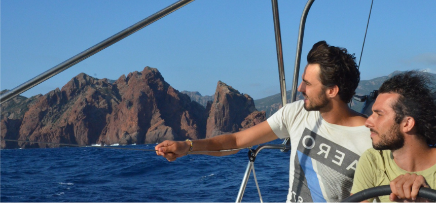Bapt et Raph face à un paysage marin