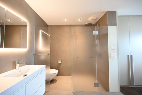 Modernes Helles Badezimmer in Lindau