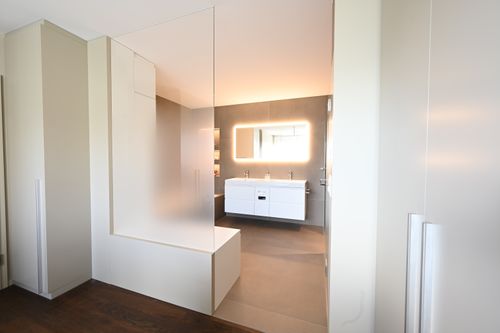 Helle moderne Nasszellen