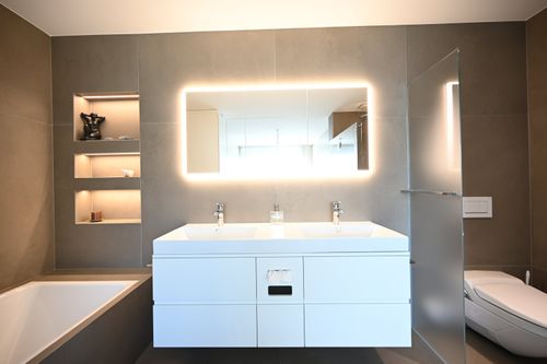 Helle moderne Nasszellen