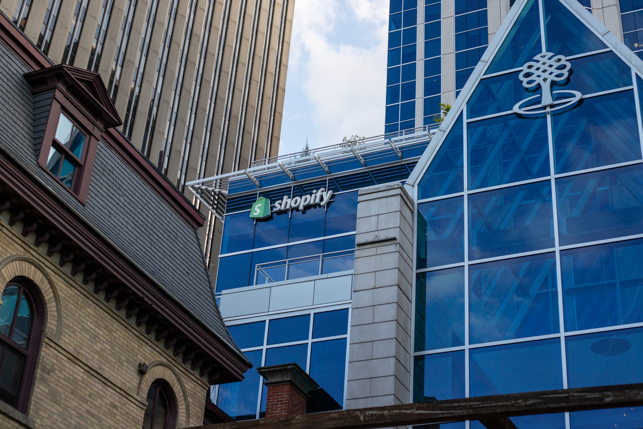 Shopify Capital vs Traditional Loans: Feature-by-Feature Comparison for E‑commerce Merchants