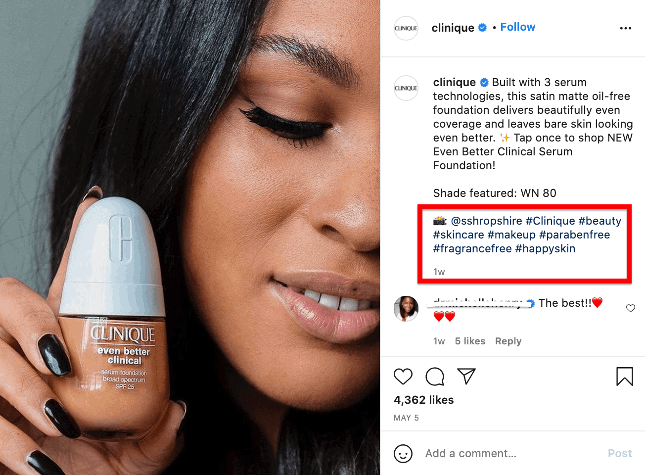 Cliente de Clinique sosteniendo producto de base cerca de su rostro.