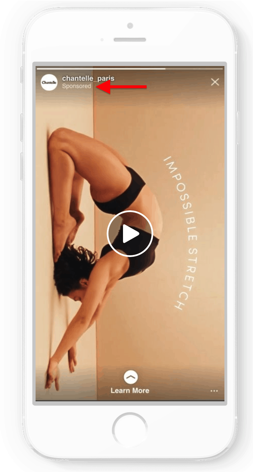 Mujer en ropa interior sobre sus rodillas doblándose hacia atrás con la cabeza en el suelo, mostrando impresionante flexibilidad.