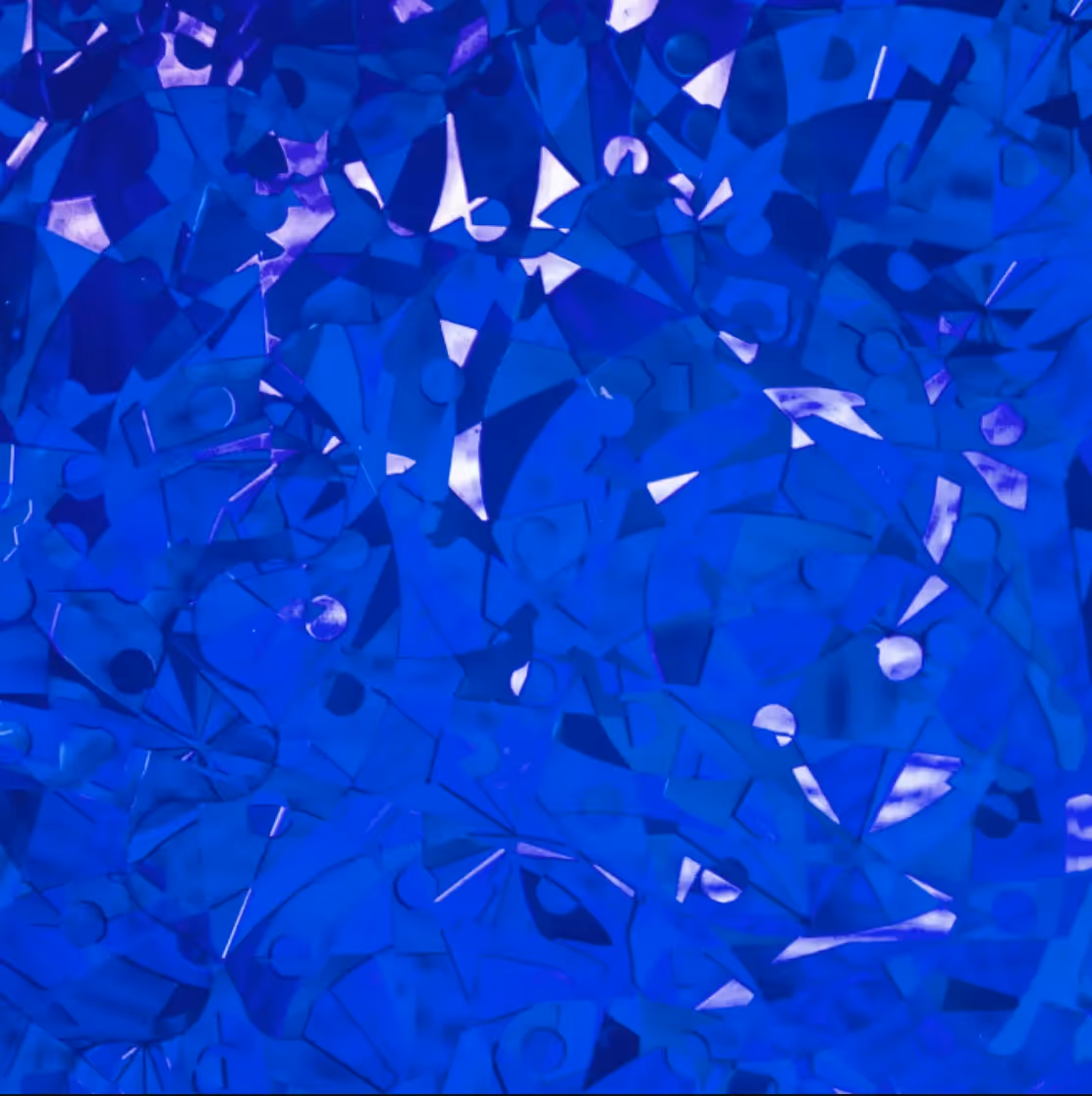Abstract blue geometric background with sharp shapes and reflections, symbolizing digital collaboration and creativity.